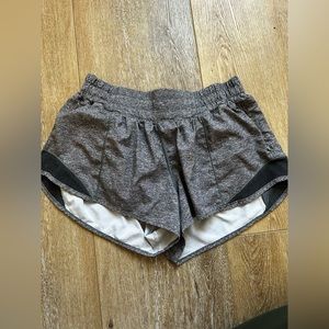 Lulu lemon Hotty Hot Low-Rise Lined Short 2.5" |